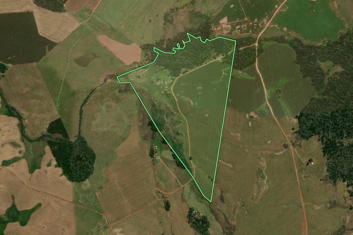 Imagem de satélite do imóvel rural em Reserva do Iguaçu (PR), com o contorno declarado no CAR desenhado por cima.
