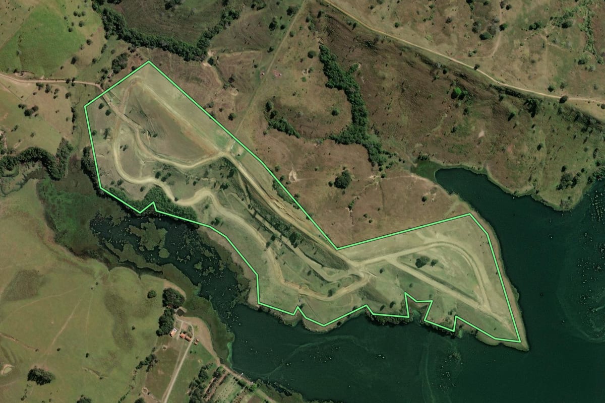 Imagem de satélite do imóvel rural em Ribeirão Claro (PR), com o contorno declarado no CAR desenhado por cima.