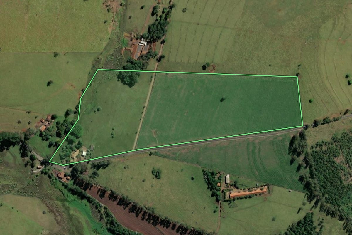 Imagem de satélite do imóvel rural em Ribeirão Claro (PR), com o contorno declarado no CAR desenhado por cima.