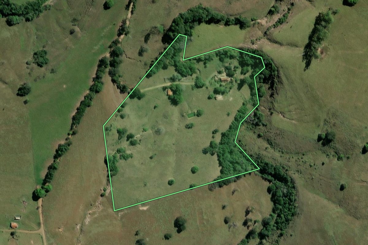 Imagem de satélite do imóvel rural em Ribeirão Claro (PR), com o contorno declarado no CAR desenhado por cima.