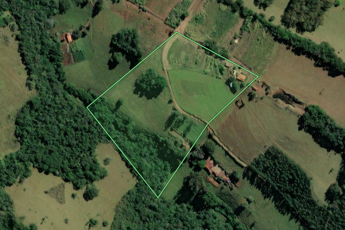 Imagem de satélite do imóvel rural em Ribeirão Claro (PR), com o contorno declarado no CAR desenhado por cima.