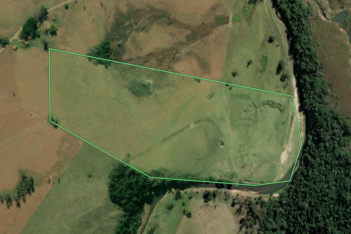 Imagem de satélite do imóvel rural em Ribeirão Claro (PR), com o contorno declarado no CAR desenhado por cima.