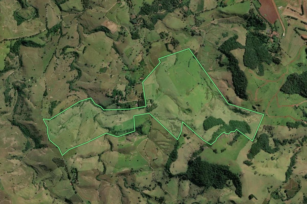 Imagem de satélite do imóvel rural em Ribeirão Claro (PR), com o contorno declarado no CAR desenhado por cima.