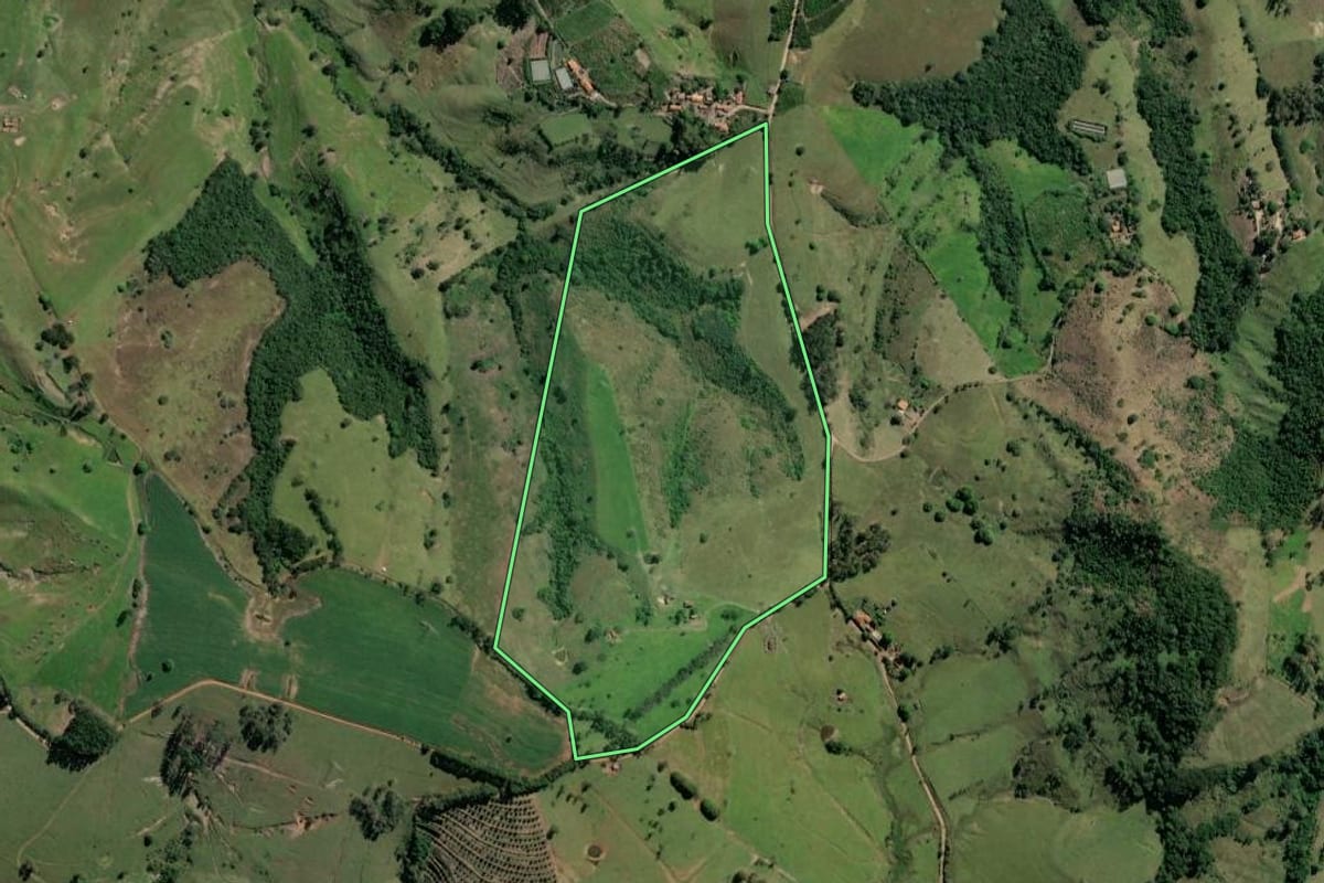Imagem de satélite do imóvel rural em Ribeirão Claro (PR), com o contorno declarado no CAR desenhado por cima.