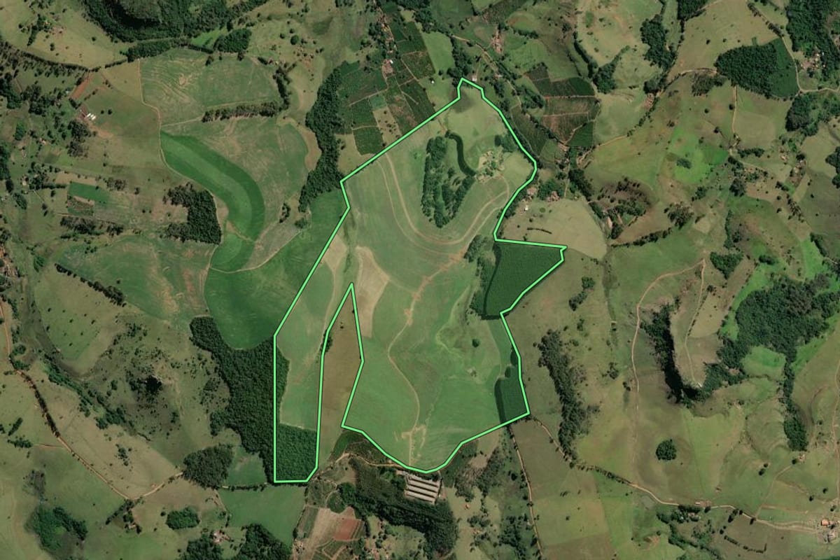 Imagem de satélite do imóvel rural em Ribeirão Claro (PR), com o contorno declarado no CAR desenhado por cima.