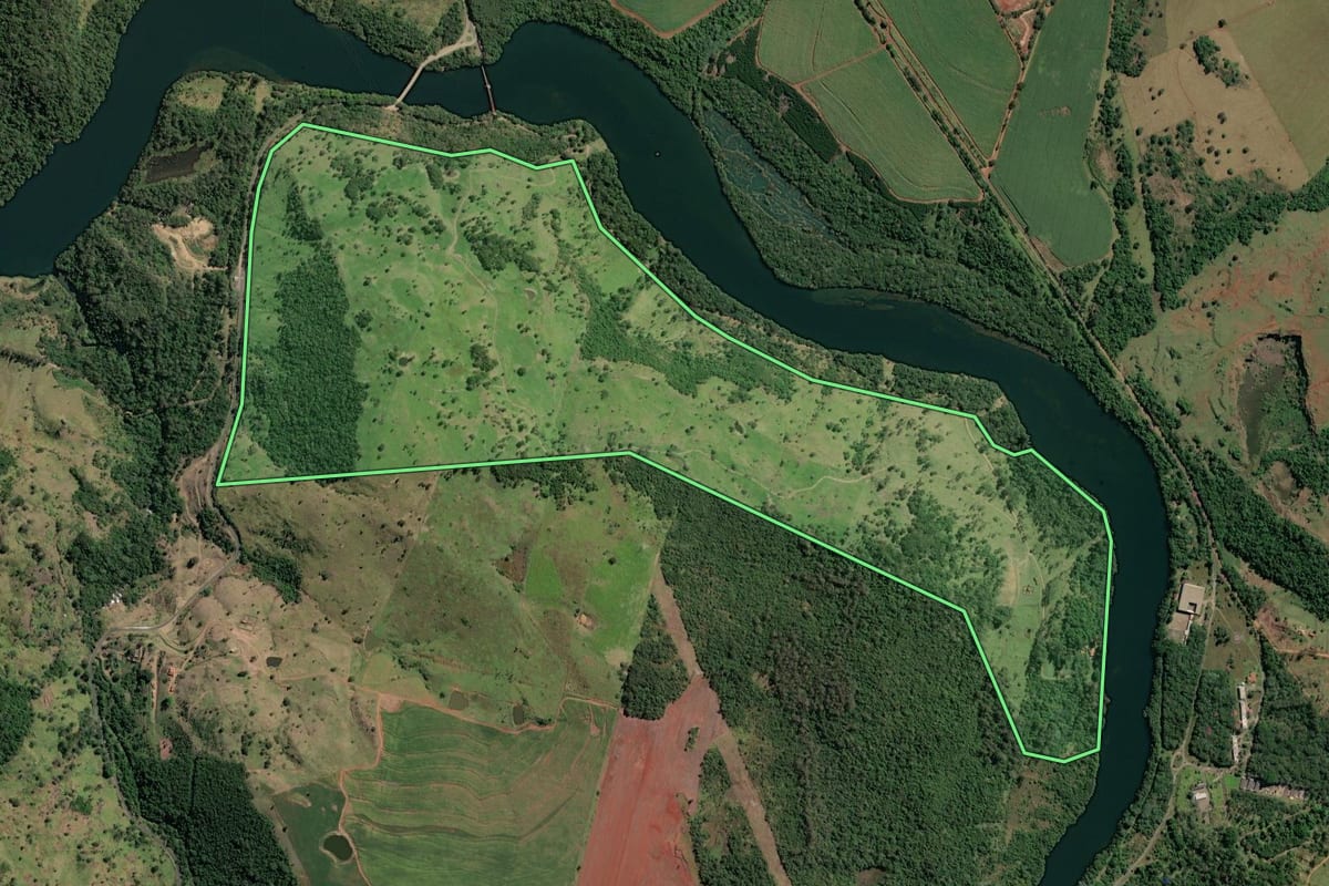 Imagem de satélite do imóvel rural em Ribeirão Claro (PR), com o contorno declarado no CAR desenhado por cima.