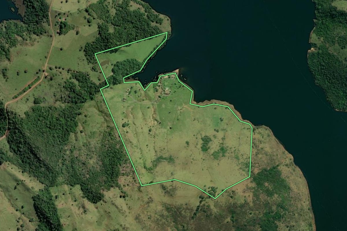Imagem de satélite do imóvel rural em Ribeirão Claro (PR), com o contorno declarado no CAR desenhado por cima.
