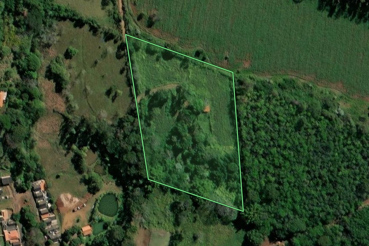 Imagem de satélite do imóvel rural em Ribeirão Claro (PR), com o contorno declarado no CAR desenhado por cima.