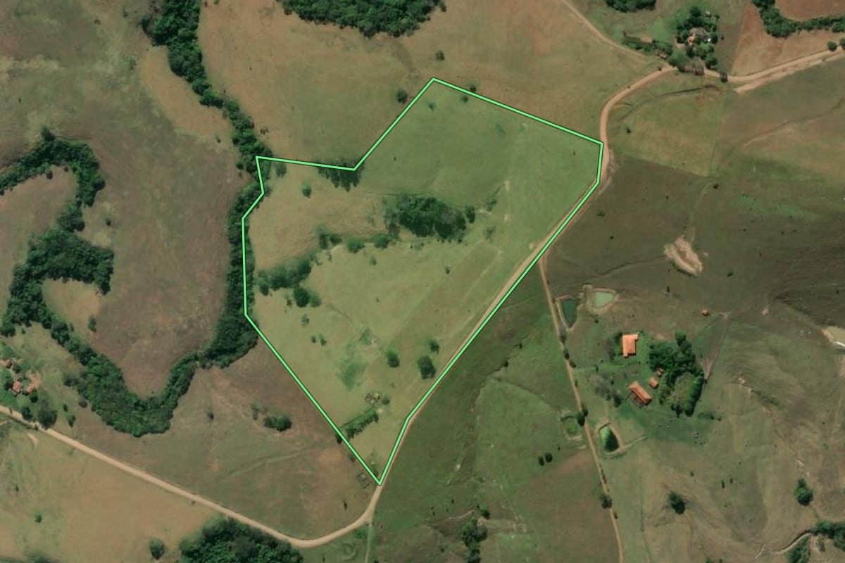 Imagem de satélite do imóvel rural em Ribeirão Claro (PR), com o contorno declarado no CAR desenhado por cima.