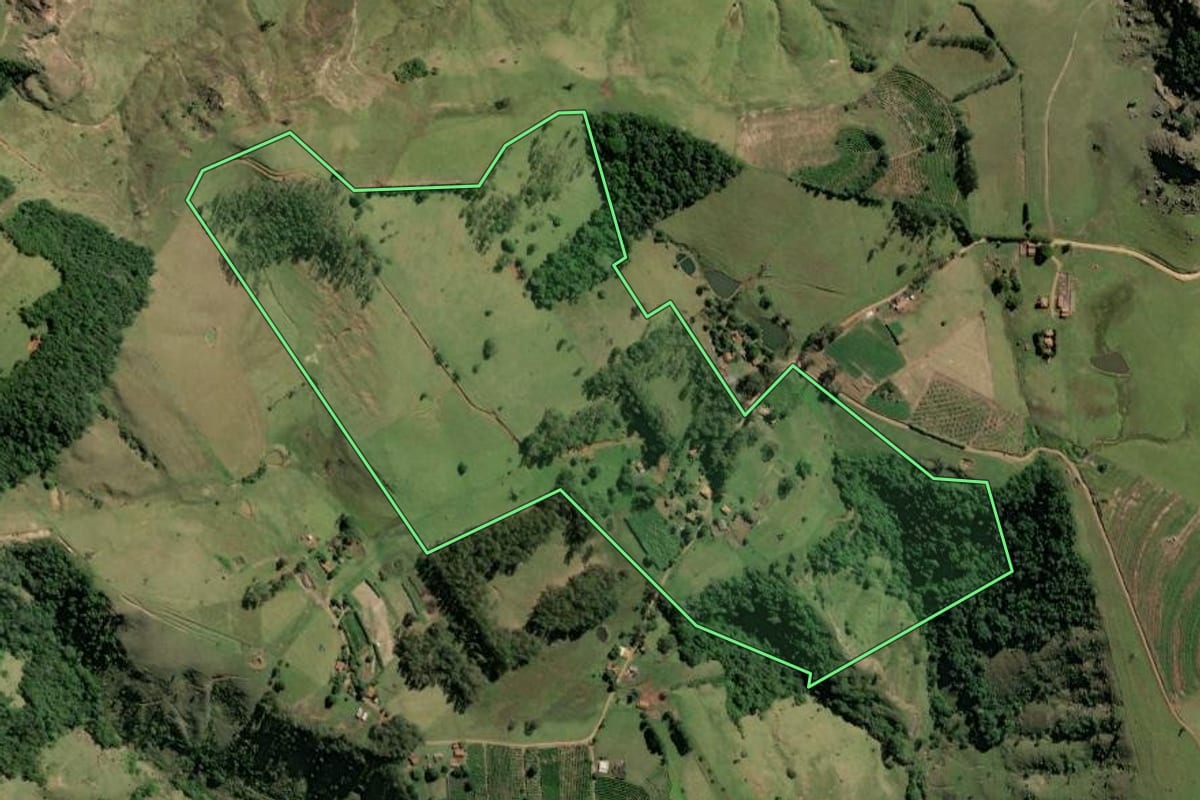 Imagem de satélite do imóvel rural em Ribeirão Claro (PR), com o contorno declarado no CAR desenhado por cima.