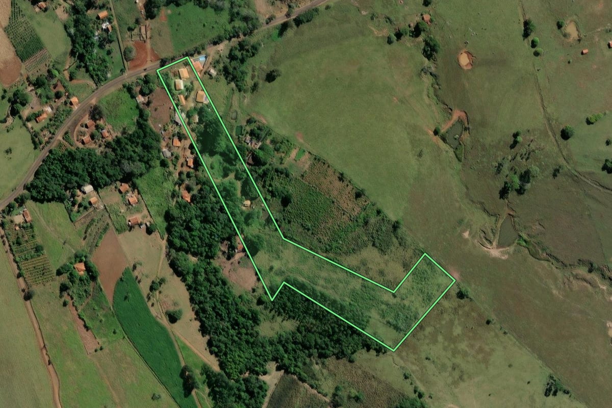 Imagem de satélite do imóvel rural em Ribeirão Claro (PR), com o contorno declarado no CAR desenhado por cima.