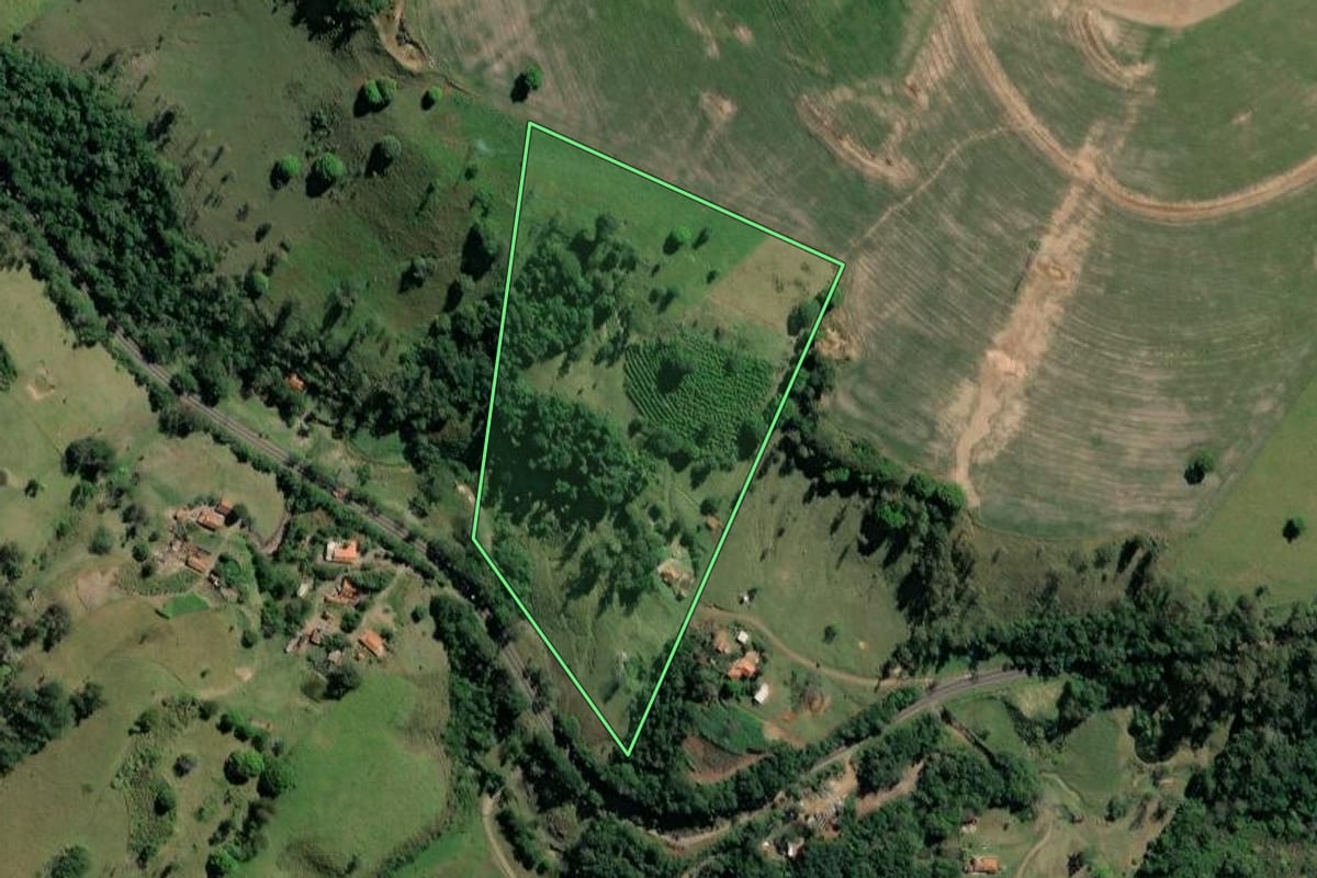 Imagem de satélite do imóvel rural em Ribeirão Claro (PR), com o contorno declarado no CAR desenhado por cima.