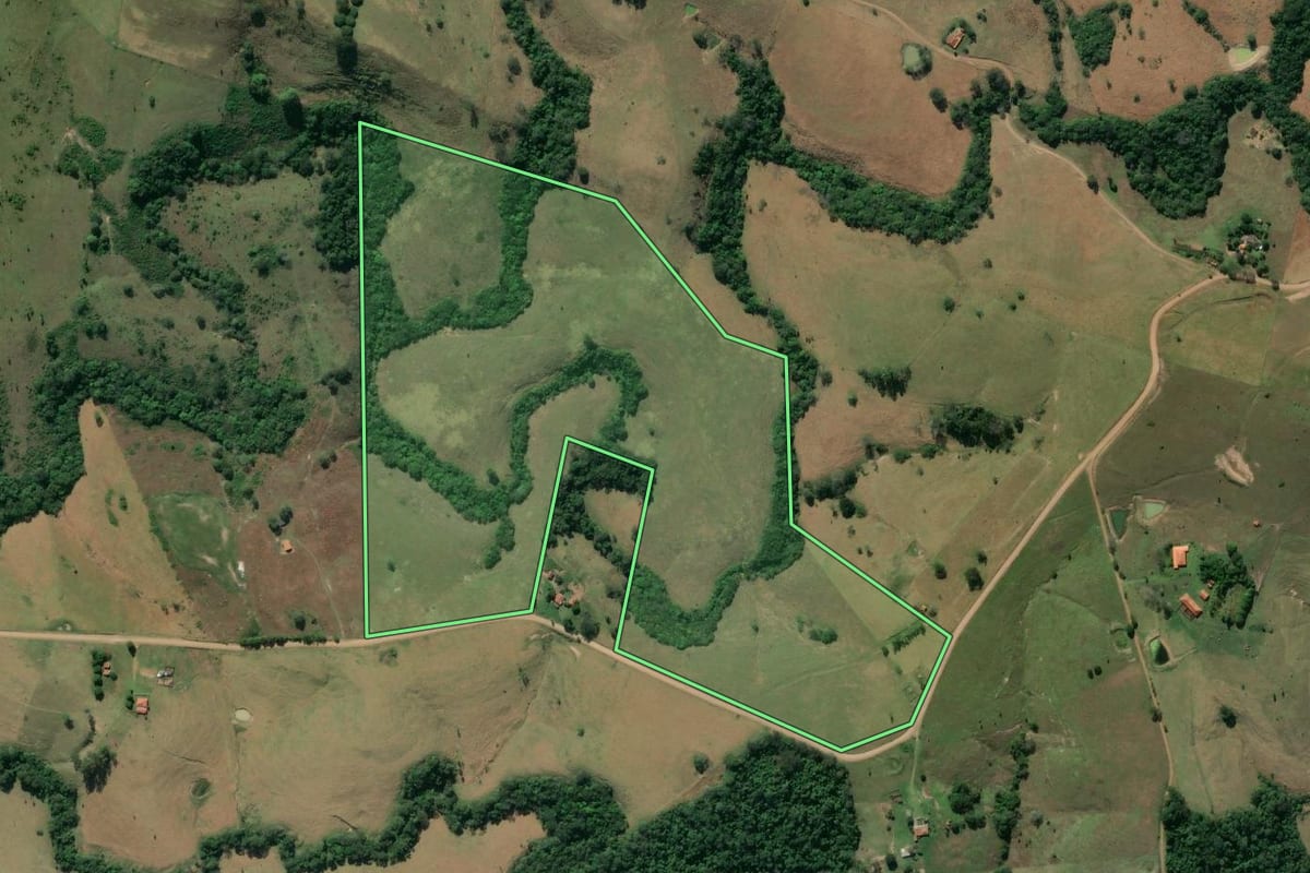 Imagem de satélite do imóvel rural em Ribeirão Claro (PR), com o contorno declarado no CAR desenhado por cima.