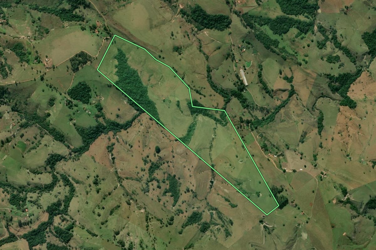 Imagem de satélite do imóvel rural em Ribeirão Claro (PR), com o contorno declarado no CAR desenhado por cima.
