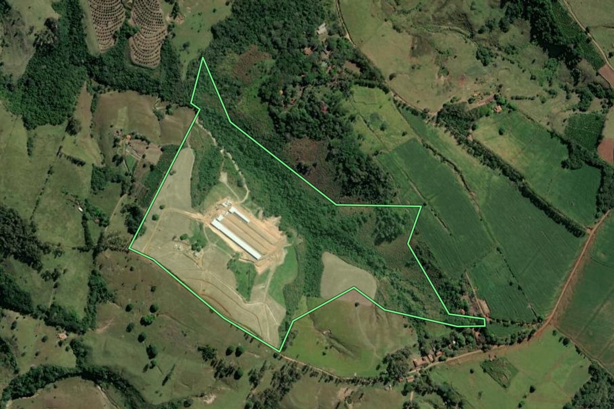 Imagem de satélite do imóvel rural em Ribeirão Claro (PR), com o contorno declarado no CAR desenhado por cima.