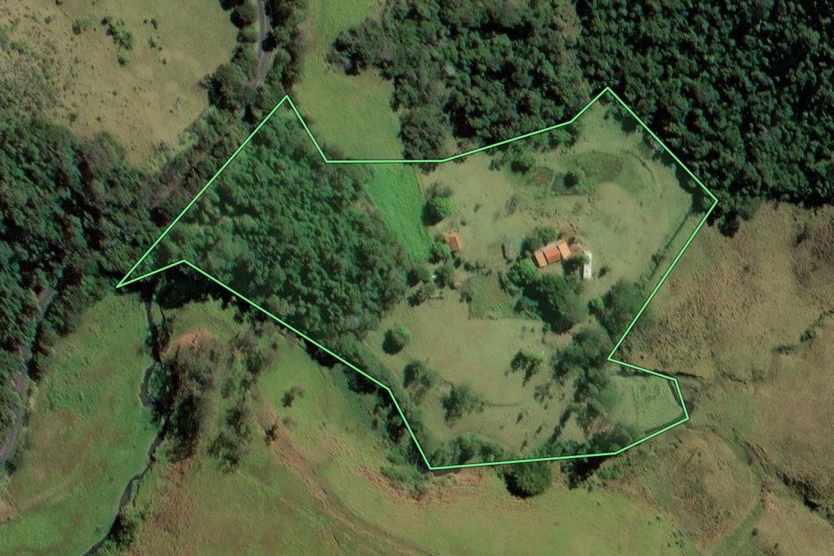 Imagem de satélite do imóvel rural em Ribeirão Claro (PR), com o contorno declarado no CAR desenhado por cima.