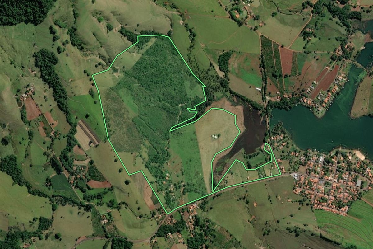 Imagem de satélite do imóvel rural em Ribeirão Claro (PR), com o contorno declarado no CAR desenhado por cima.
