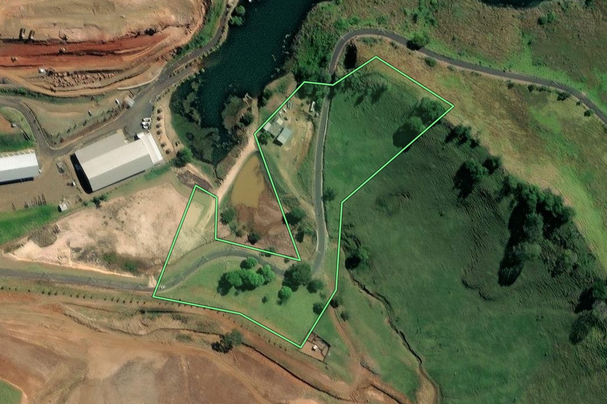 Imagem de satélite do imóvel rural em Ribeirão Claro (PR), com o contorno declarado no CAR desenhado por cima.