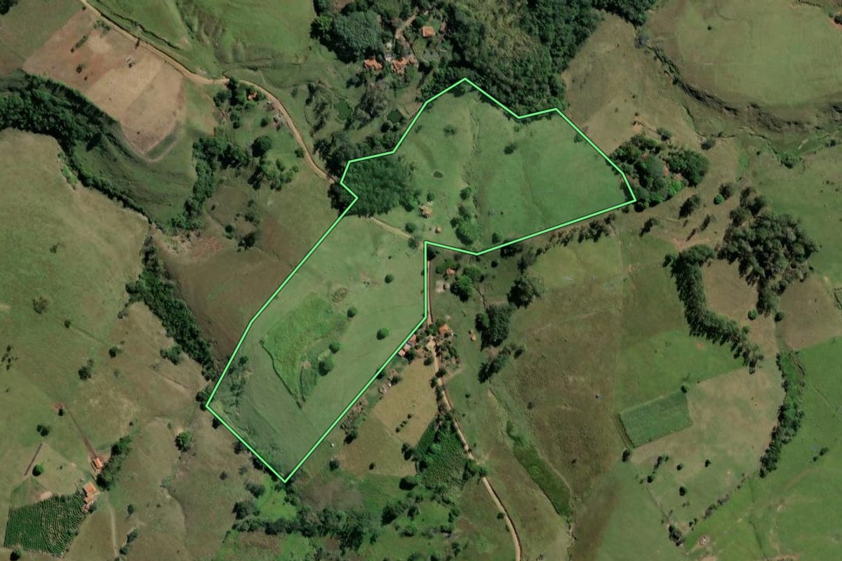 Imagem de satélite do imóvel rural em Ribeirão Claro (PR), com o contorno declarado no CAR desenhado por cima.