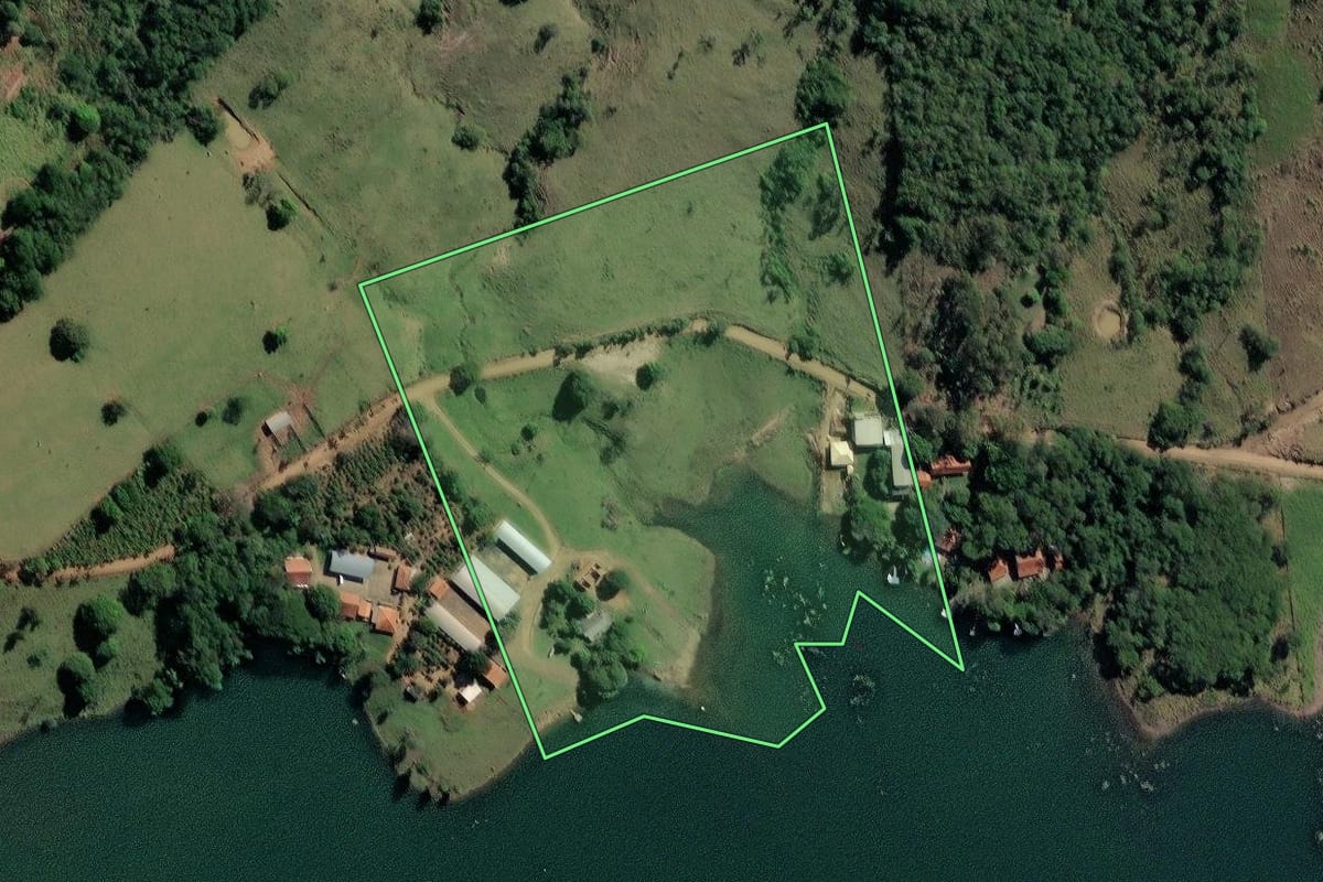 Imagem de satélite do imóvel rural em Ribeirão Claro (PR), com o contorno declarado no CAR desenhado por cima.
