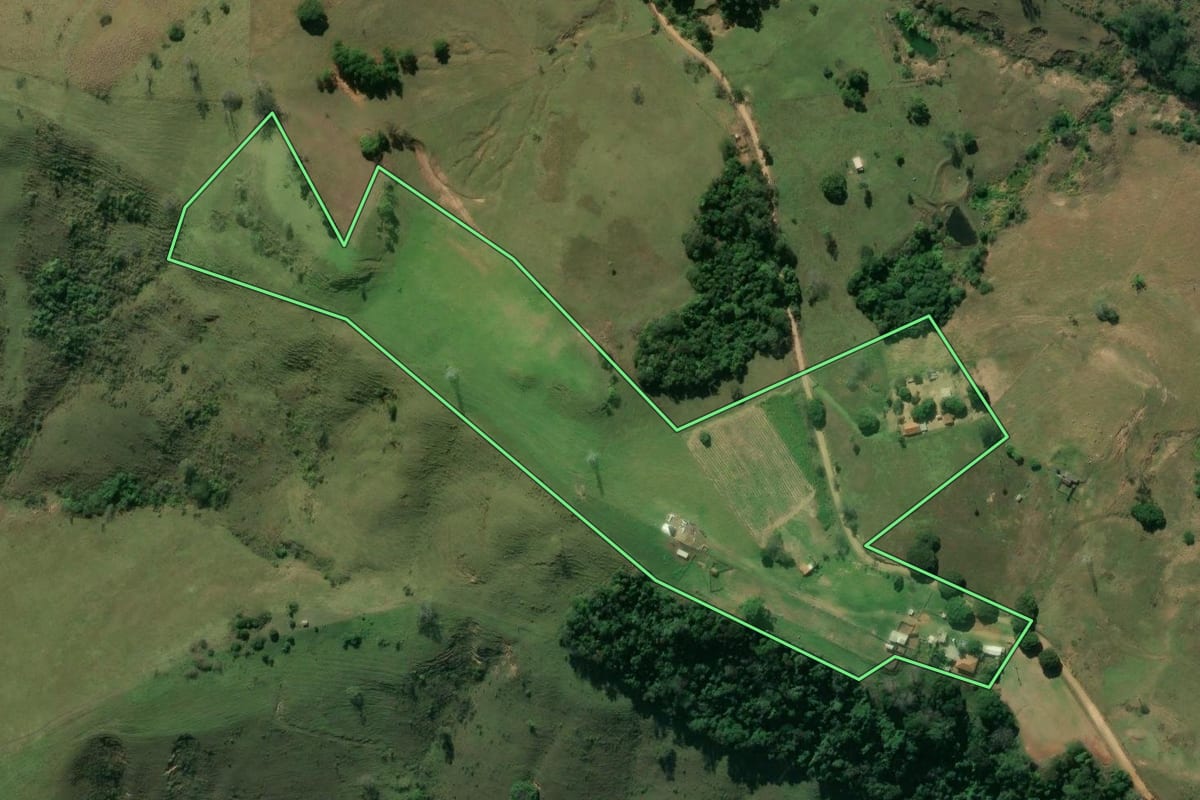 Imagem de satélite do imóvel rural em Ribeirão Claro (PR), com o contorno declarado no CAR desenhado por cima.