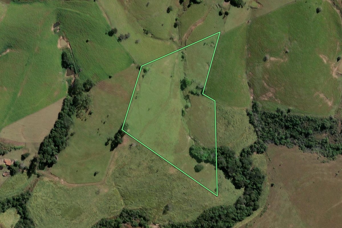 Imagem de satélite do imóvel rural em Ribeirão Claro (PR), com o contorno declarado no CAR desenhado por cima.