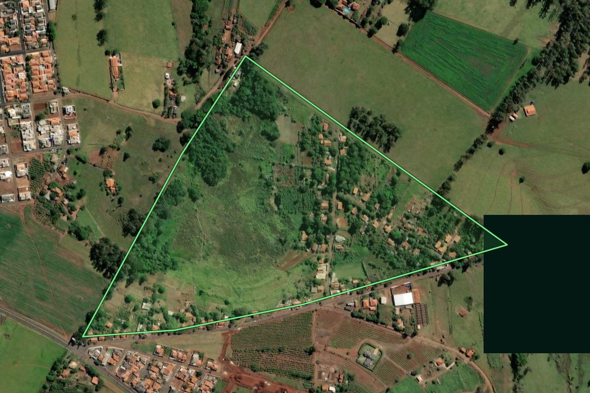 Imagem de satélite do imóvel rural em Ribeirão Claro (PR), com o contorno declarado no CAR desenhado por cima.