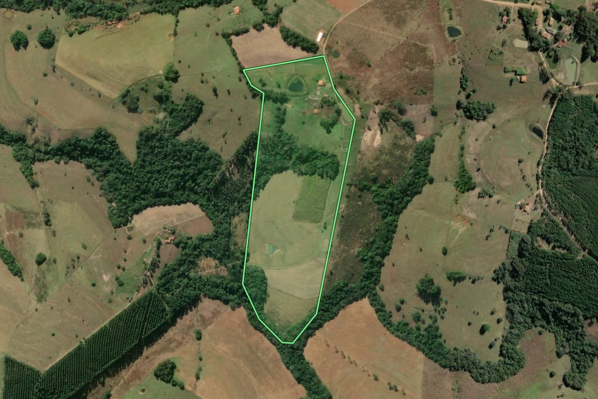 Imagem de satélite do imóvel rural em Ribeirão Claro (PR), com o contorno declarado no CAR desenhado por cima.