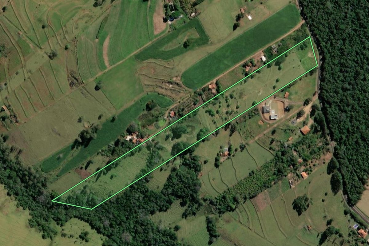 Imagem de satélite do imóvel rural em Ribeirão Claro (PR), com o contorno declarado no CAR desenhado por cima.