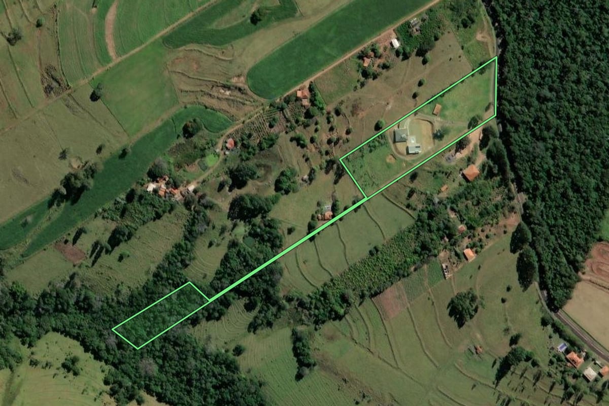 Imagem de satélite do imóvel rural em Ribeirão Claro (PR), com o contorno declarado no CAR desenhado por cima.