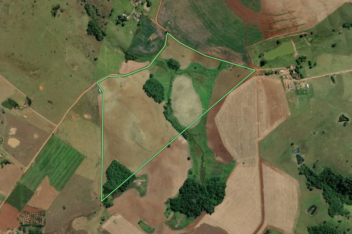 Imagem de satélite do imóvel rural em Ribeirão Claro (PR), com o contorno declarado no CAR desenhado por cima.