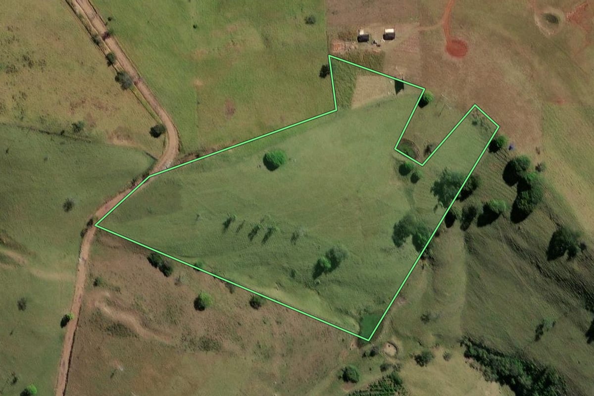 Imagem de satélite do imóvel rural em Ribeirão Claro (PR), com o contorno declarado no CAR desenhado por cima.