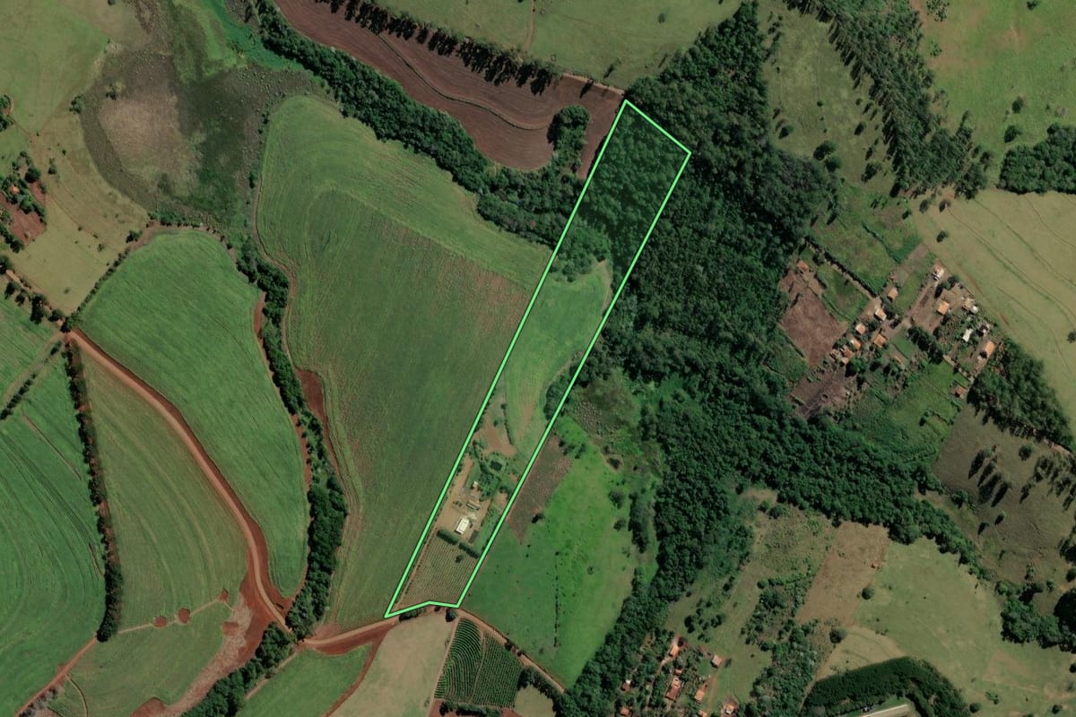 Imagem de satélite do imóvel rural em Ribeirão Claro (PR), com o contorno declarado no CAR desenhado por cima.