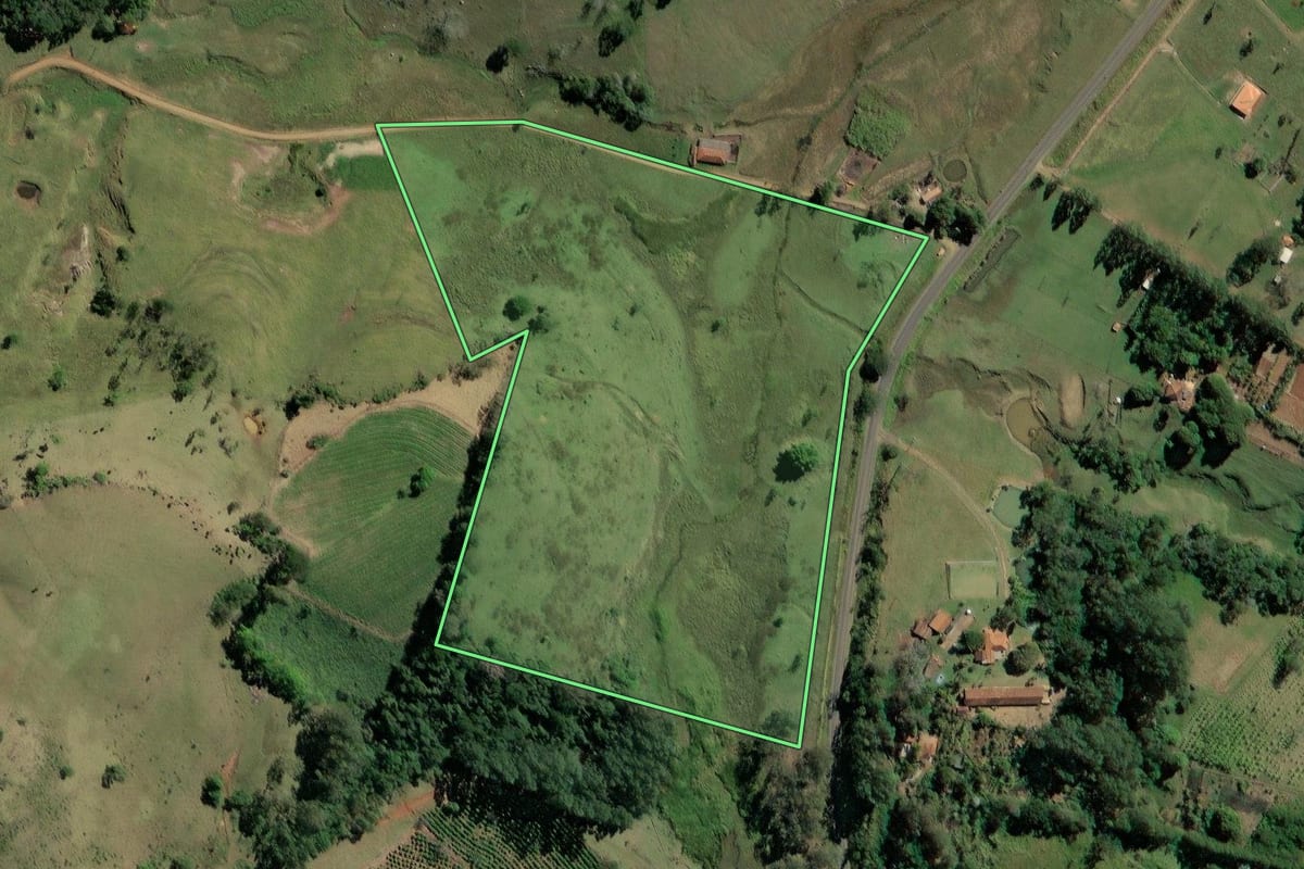 Imagem de satélite do imóvel rural em Ribeirão Claro (PR), com o contorno declarado no CAR desenhado por cima.