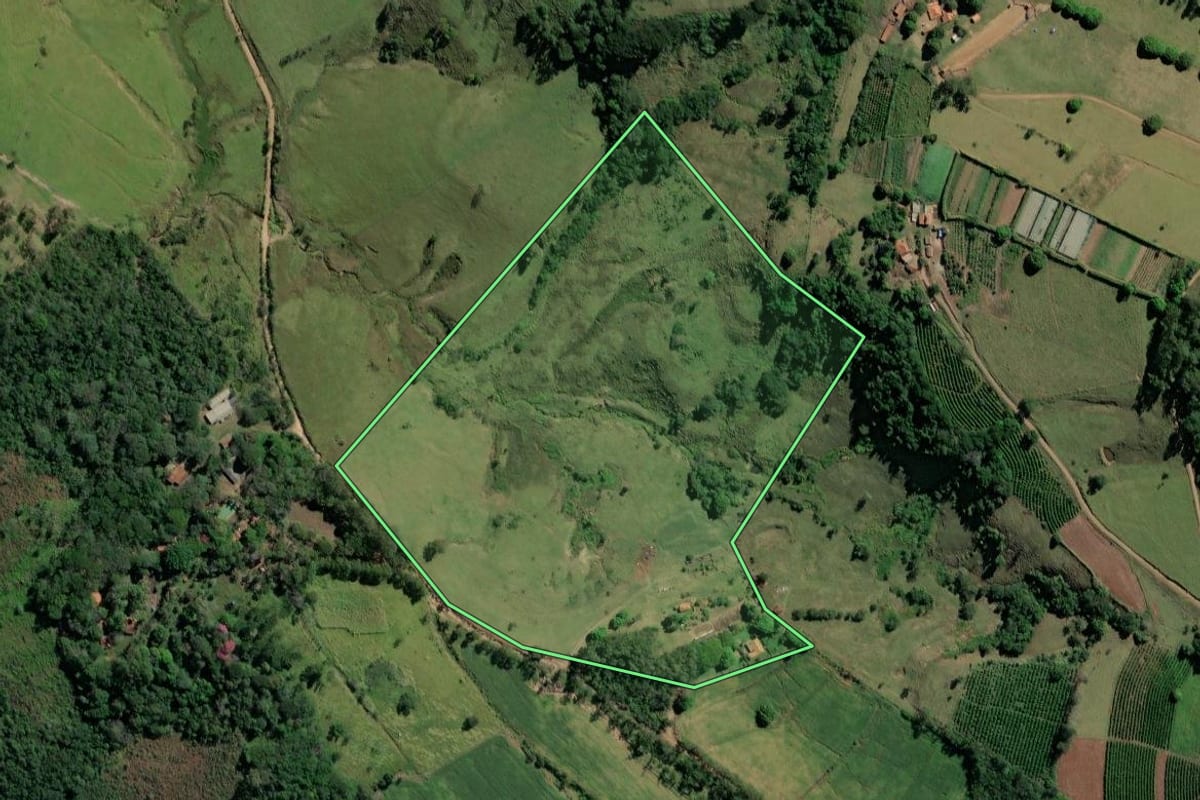 Imagem de satélite do imóvel rural em Ribeirão Claro (PR), com o contorno declarado no CAR desenhado por cima.
