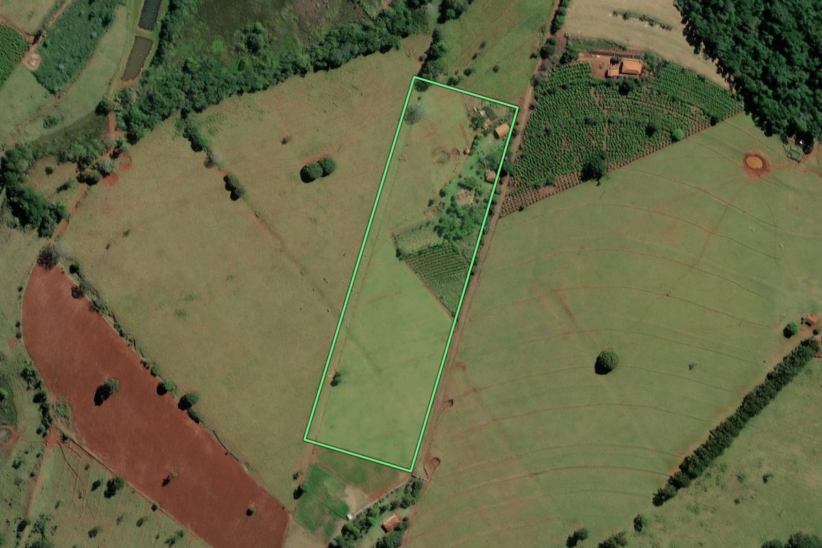 Imagem de satélite do imóvel rural em Ribeirão Claro (PR), com o contorno declarado no CAR desenhado por cima.