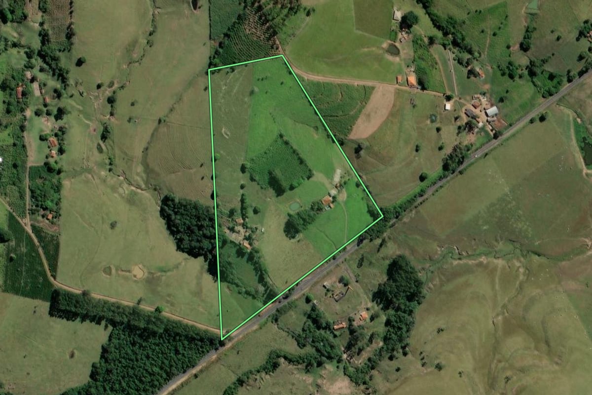 Imagem de satélite do imóvel rural em Ribeirão Claro (PR), com o contorno declarado no CAR desenhado por cima.
