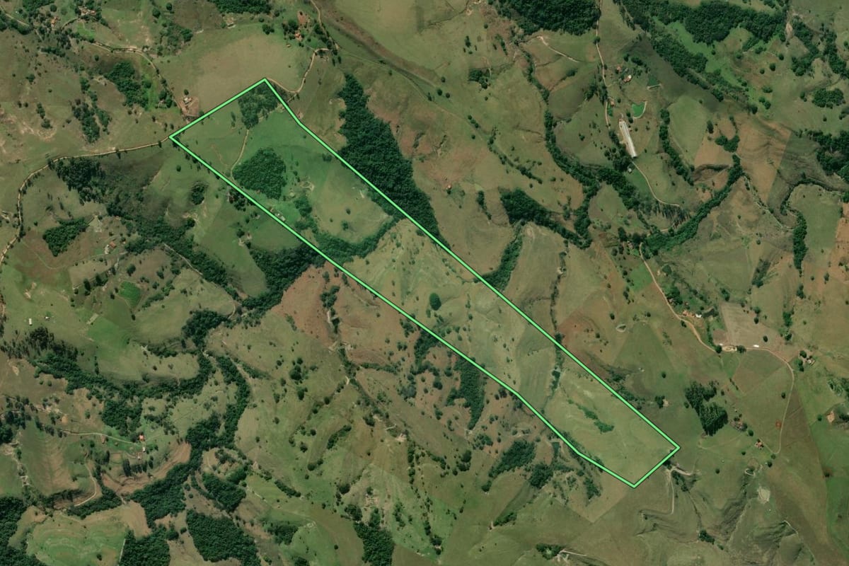 Imagem de satélite do imóvel rural em Ribeirão Claro (PR), com o contorno declarado no CAR desenhado por cima.