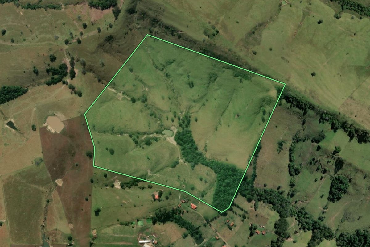 Imagem de satélite do imóvel rural em Ribeirão Claro (PR), com o contorno declarado no CAR desenhado por cima.