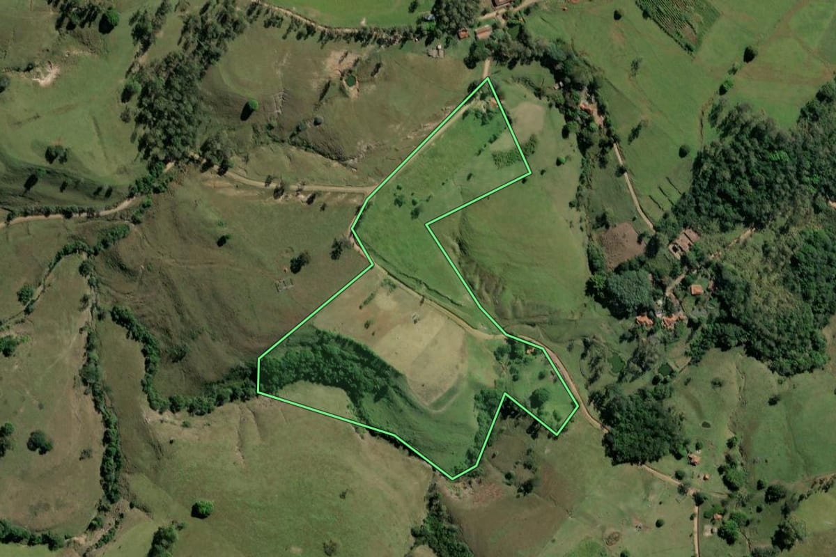 Imagem de satélite do imóvel rural em Ribeirão Claro (PR), com o contorno declarado no CAR desenhado por cima.