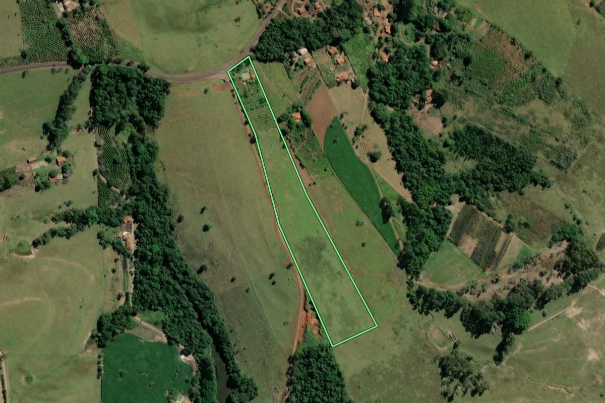 Imagem de satélite do imóvel rural em Ribeirão Claro (PR), com o contorno declarado no CAR desenhado por cima.