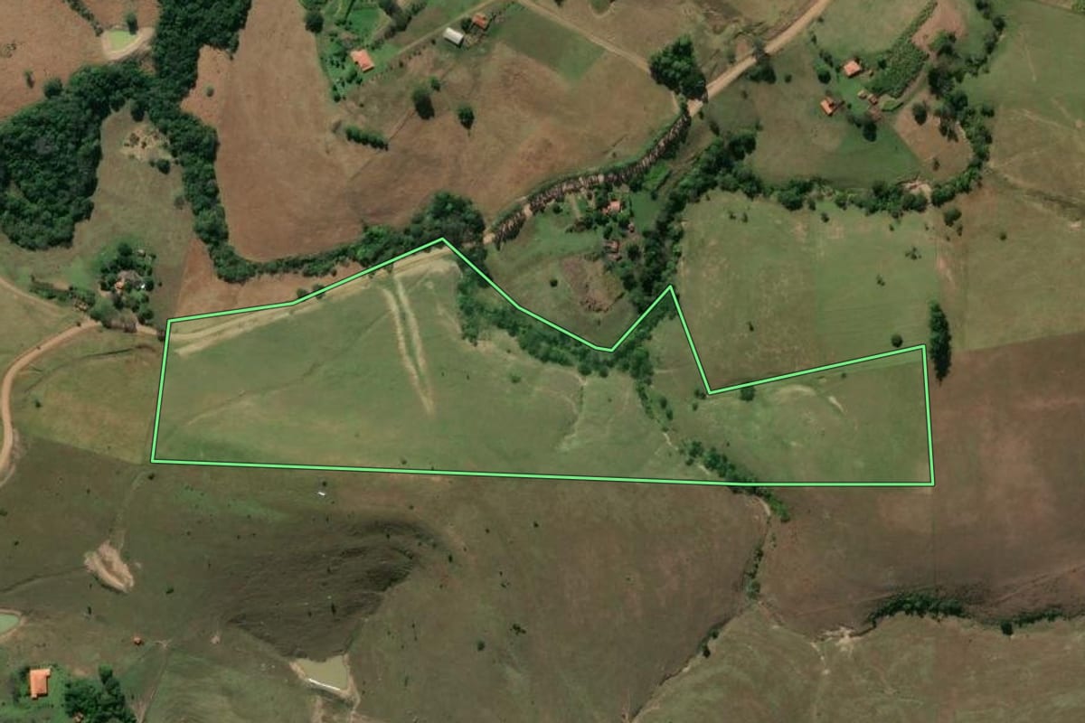 Imagem de satélite do imóvel rural em Ribeirão Claro (PR), com o contorno declarado no CAR desenhado por cima.