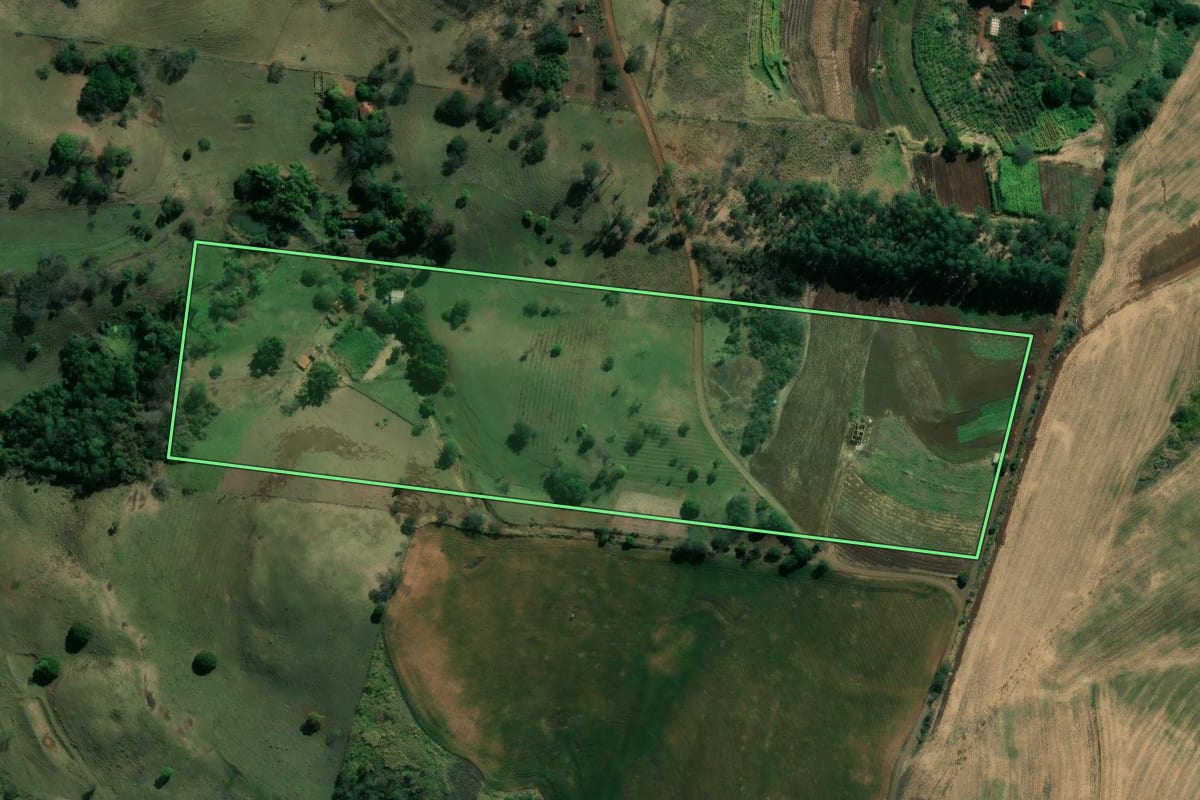Imagem de satélite do imóvel rural em Ribeirão do Pinhal (PR), com o contorno declarado no CAR desenhado por cima.