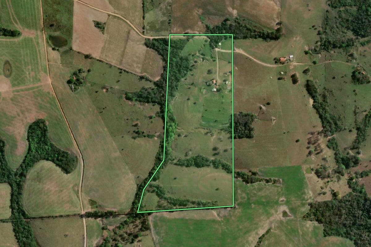 Imagem de satélite do imóvel rural em Ribeirão do Pinhal (PR), com o contorno declarado no CAR desenhado por cima.