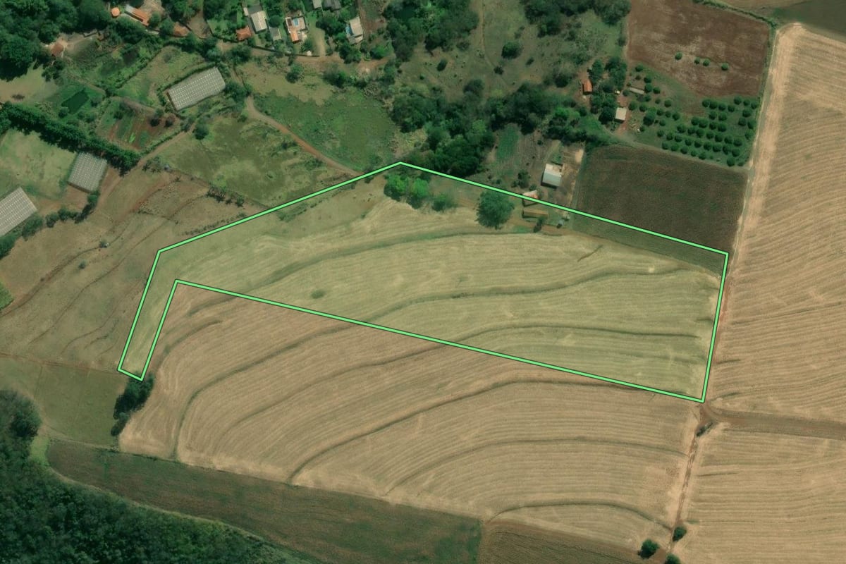 Imagem de satélite do imóvel rural em Ribeirão do Pinhal (PR), com o contorno declarado no CAR desenhado por cima.
