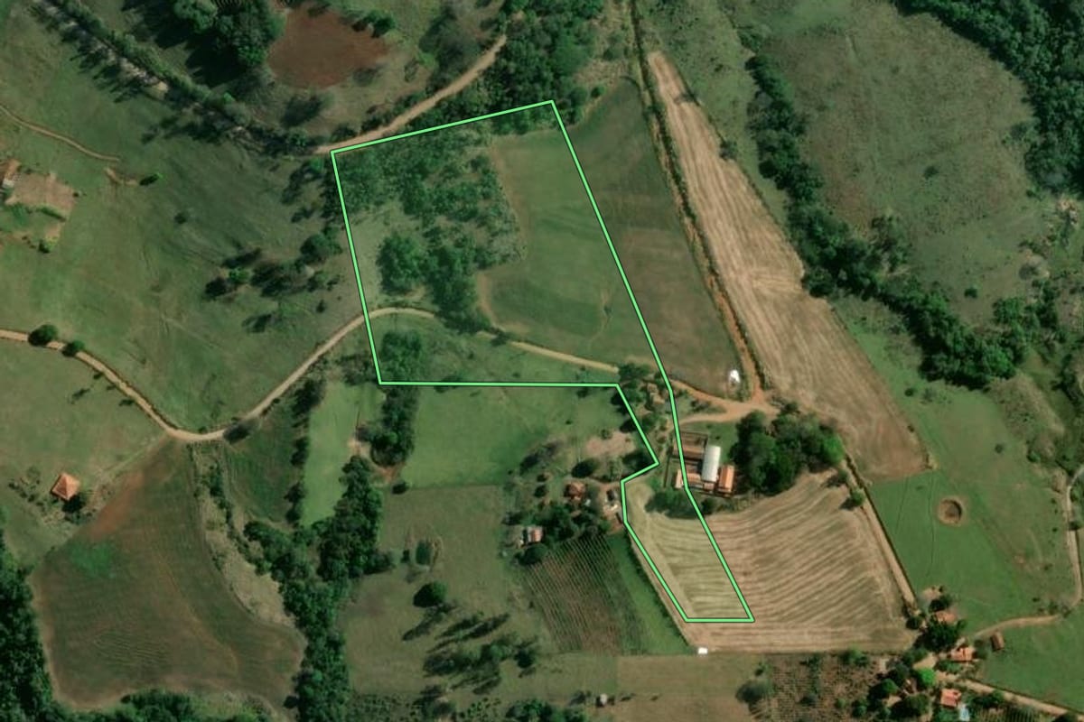 Imagem de satélite do imóvel rural em Ribeirão do Pinhal (PR), com o contorno declarado no CAR desenhado por cima.