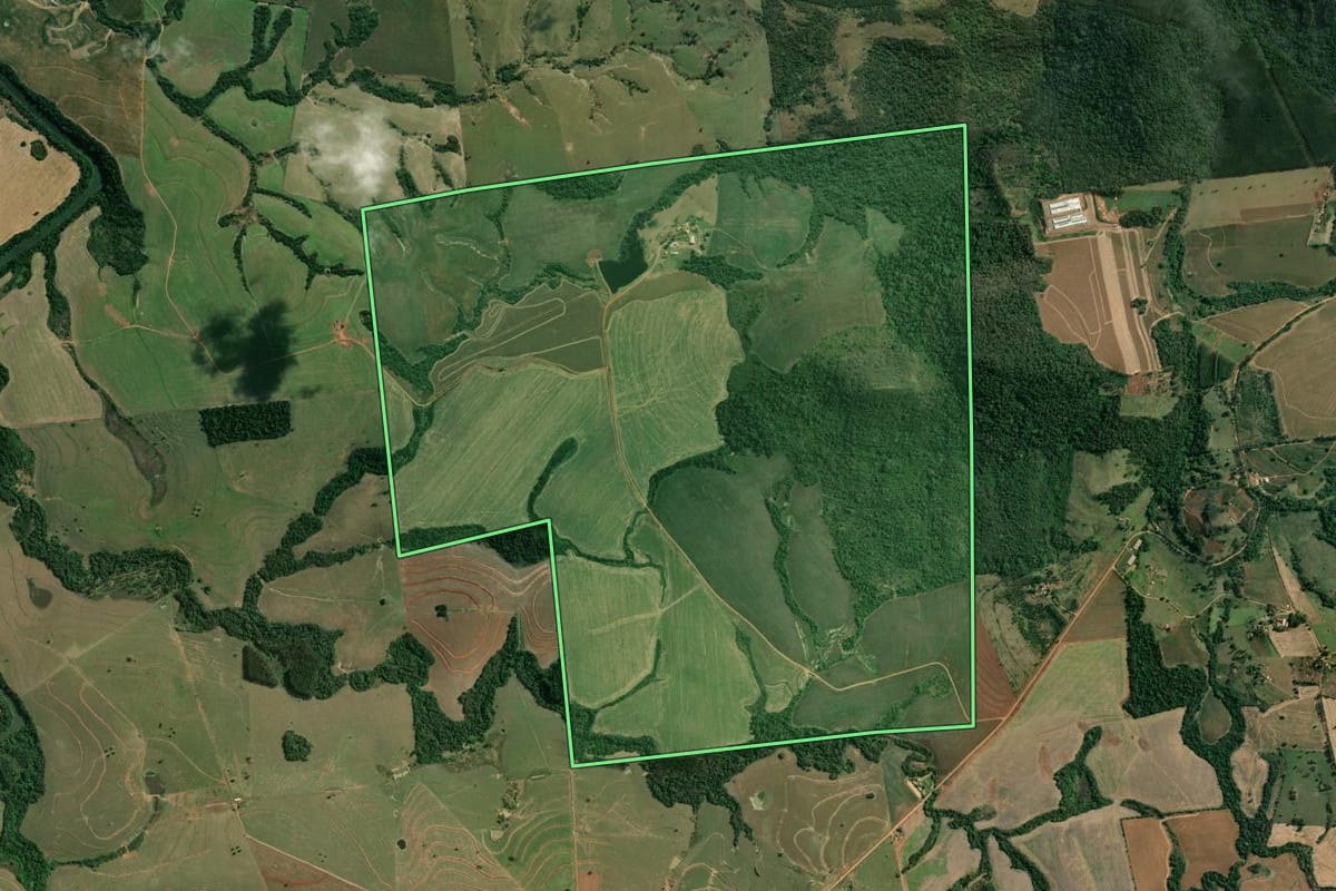 Imagem de satélite do imóvel rural em Ribeirão do Pinhal (PR), com o contorno declarado no CAR desenhado por cima.