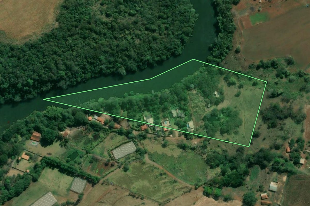 Imagem de satélite do imóvel rural em Ribeirão do Pinhal (PR), com o contorno declarado no CAR desenhado por cima.