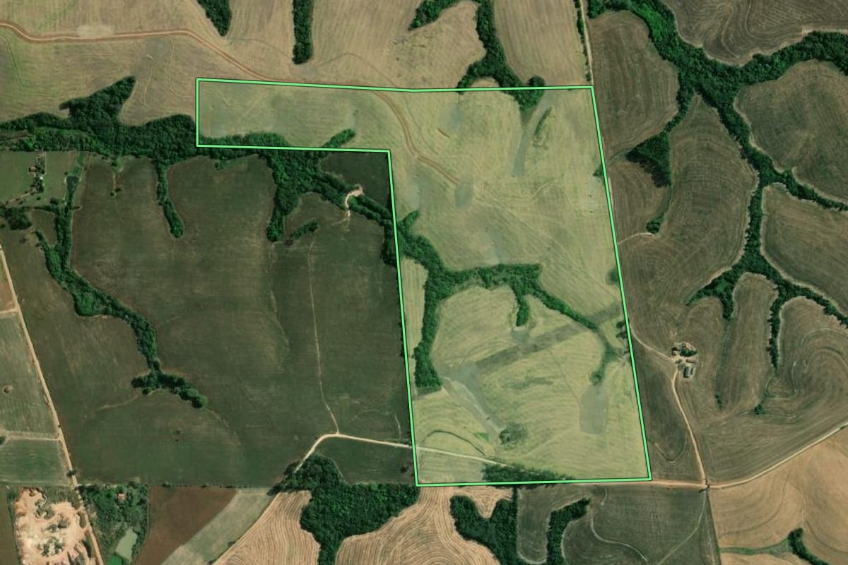 Imagem de satélite do imóvel rural em Ribeirão do Pinhal (PR), com o contorno declarado no CAR desenhado por cima.