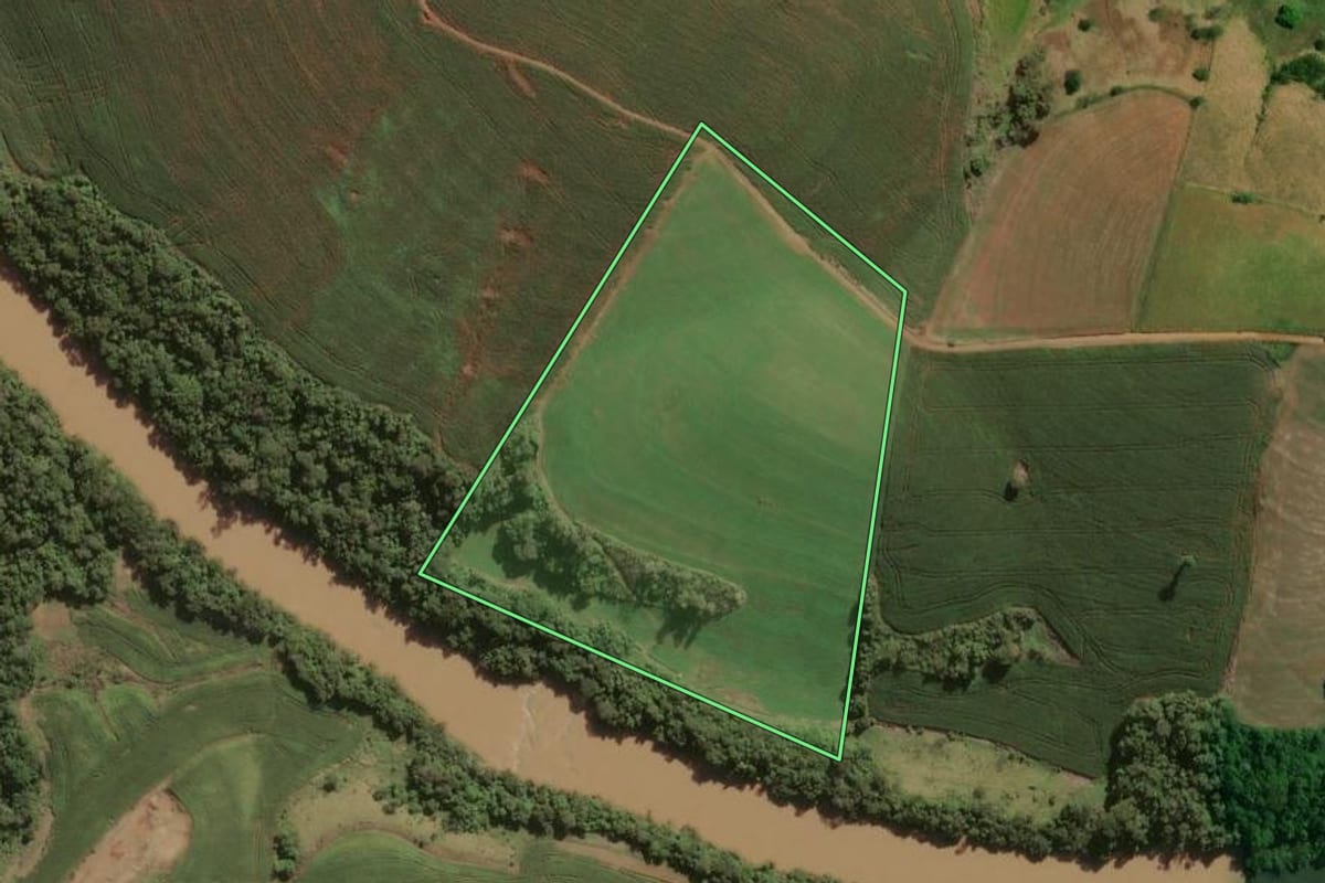 Imagem de satélite do imóvel rural em Ribeirão do Pinhal (PR), com o contorno declarado no CAR desenhado por cima.